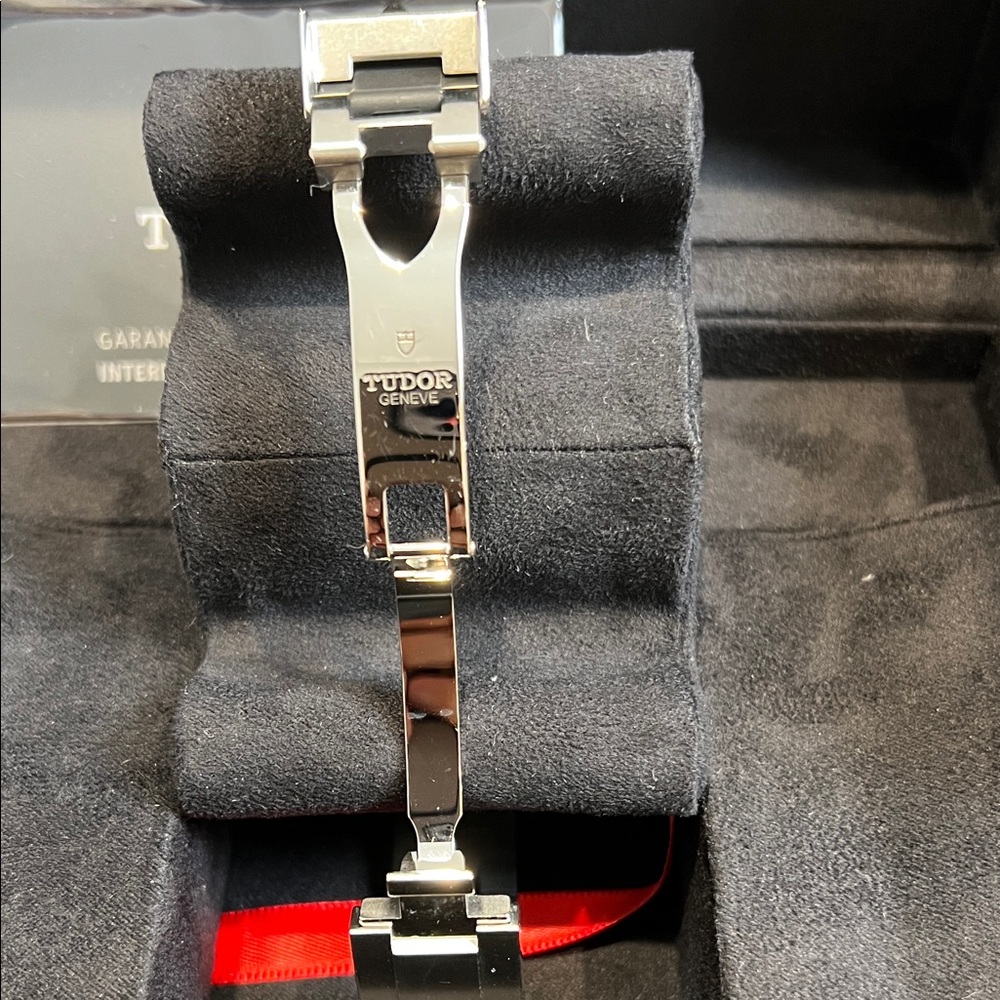 Tudor BLACK BAY With Burgundy Bezel Watch 41mm - Picture 7 of 10